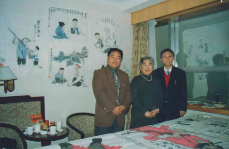 1999年与淄博日报社记者一起采访著名女画家范济
